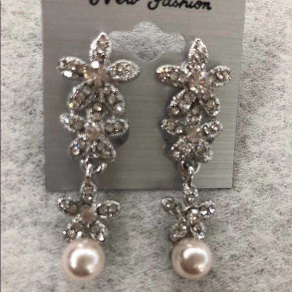 NWT Dainty Pearls & Crystals & Necklace Set - Picture 8 of 10